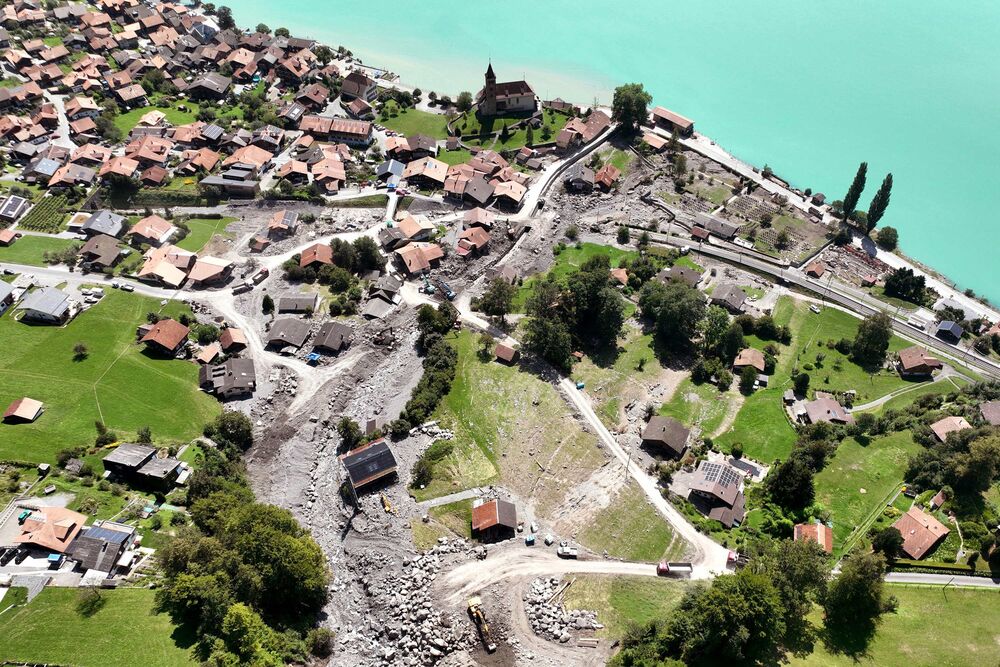 Am 12. August fielen in Brienz BE extreme Niederschläge. In der Folge trat der Milibach über die Ufer und verursachte grosse Schäden an Häusern, Strassen und an Bahnanlagen. Die Schuttmassen sind aus der Luft gut erkennbar.